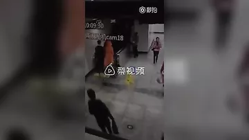 В Китае "взбесившийся" эскалатор едва не покалечил девушку и молодого человека