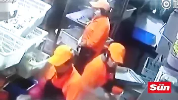Restoran işçisi yoldaşının üstünə qaynar su atıb, yandırdı