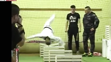 16-летний спортсмен установил мировой рекорд, разбивая головой в кувырке бетонные блоки