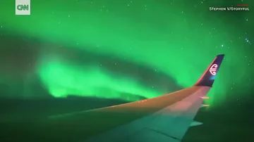 Сеть взорвало видео северного сияния с самолета
