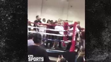 В США зрители устроили потасовку на юношеском турнире по боксу