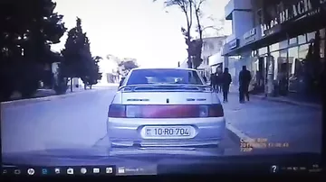 Nəqliyyat müfəttişi və taksi sürücüsü qayda pozub kameraya düşdü -1