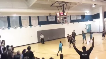 В США 13-летний баскетболист без рук играет наравне с другими членами команды
