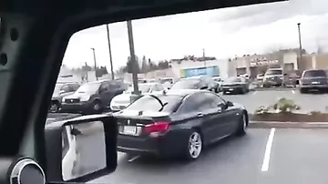 Водитель "джипа" проучил неправильно припаркованный BMW