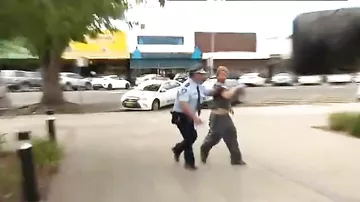 Австралийский полицейский задержал дебошира во время телеинтервью