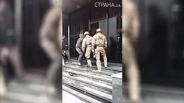 СБУ спиливают защитную решетку на входе в "Укрнафту"