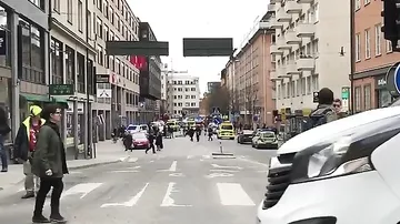 Видео с места наезда грузовика на толпу в Стокгольме