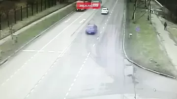 Водитель чудом спасся из BMW, рухнувшего в пруд в Москве