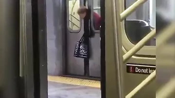 В метро Нью-Йорка зажатая дверями женщина не дождалась помощи от пассажиров