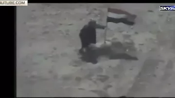 Боевика ИГИЛ постигла кара, как только он попытался убрать флаг Ирака в Мосуле