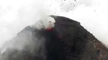 Извержение вулкана сняли в опасной близости
