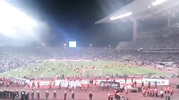 Турецкие фанаты выгнали французских болельщиков на футбольное поле