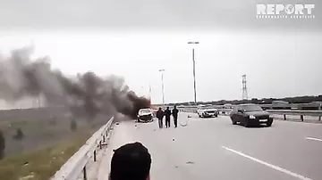 В Баку во время ДТП сгорел автомобиль