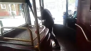 Пассажир лондонского автобуса обезвредил вооруженного грабителя