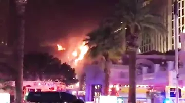 В Лас-Вегасе охвачен огнем один из крупнейших отелей мира