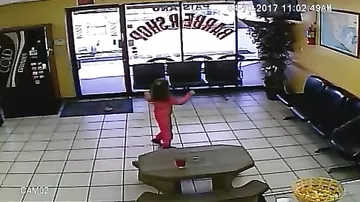 4-летняя девочка чудом избежала пуль от выстрелов пьяных преступников
