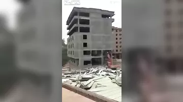 Здание обрушилось на экскаватор, похоронив машиниста заживо