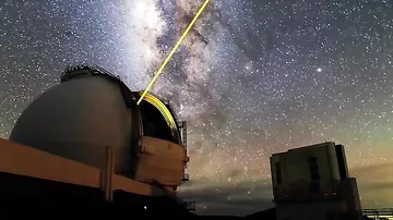 Звездная ночь над обсерваторией на Гавайях
