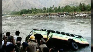 В Индии более 40 человек погибли в результате падения автобуса в реку