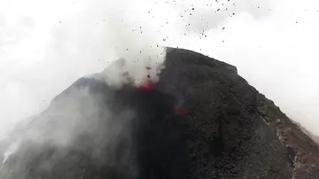 Ученые показали удивительное видео извержения вулкана