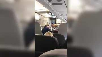 Стюардессу American Airlines отстранили после спора с пассажиркой из-за коляски