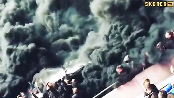 Черное облако дыма окутало трибуны на футбольном матче в Амстердаме