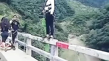 Очевидцы запечатлели на видео неудачу прыгуньи с моста