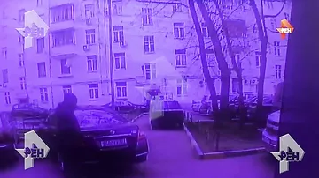 Камера сняла момент расстрела мужчины у подъезда на западе Москвы