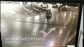 На парковке в Пекине автомобиль насмерть сбил девушку, а затем въехал в офис