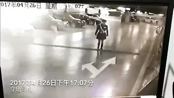 На парковке в Пекине автомобиль насмерть сбил девушку, а затем въехал в офис
