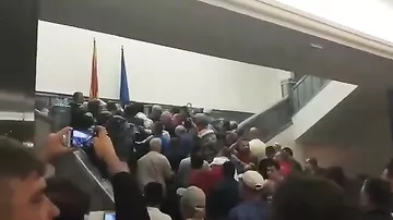 Etirazçılar Makedoniya parlamentinin binasını ələ keçiriblər, deputatı döyüblər