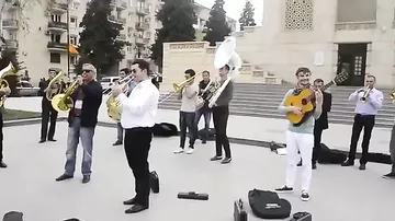 В Баку устроили необычный флешмоб