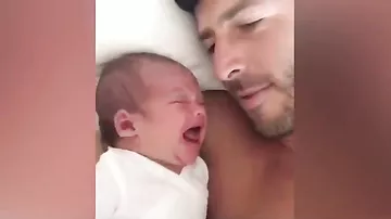 Отец показал, как можно успокоить плачущего младенца за несколько секунд