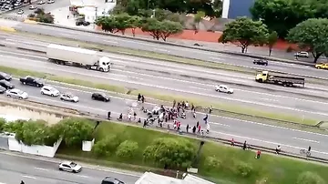 Автомобиль протаранил протестующих в Сан-Паулу