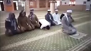 Удивительные кадры из мечети запечатлели последний поклон Всевышнему