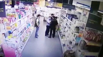 Камера видеонаблюдения зафиксировала жестокую драку охранников и покупателей супермаркета