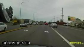 Момент падения самолета на шоссе в США попал на камеры