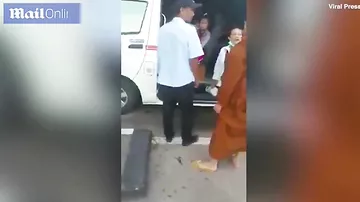 В Таиланде плюющийся монах устроил драку