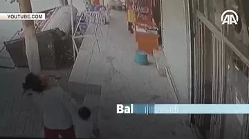 Мужчина чудом поймал падающего с балкона ребенка