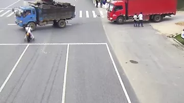 Мотоциклист врезался в грузовик и загорелся