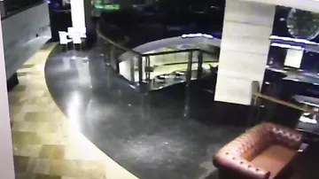 Камера наблюдения запечатлела смертельное падение студента с 4-го этажа ТЦ в центре Москвы