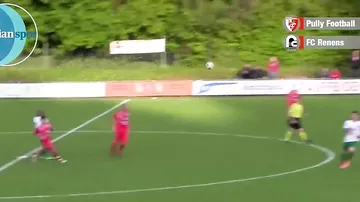 Футболист забил гол в собственные ворота в падении через себя