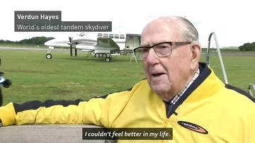 101 yaşlı veteran paraşütlə rekord vurdu