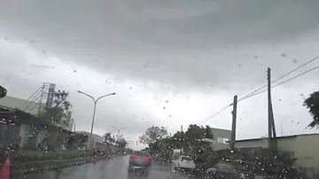 Торнадо унес автомобиль с людьми