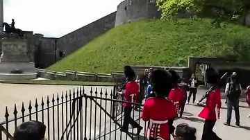 Королевский гвардеец напугал назойливого туриста, закричав ему прямо в ухо