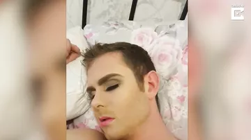 Девушка отомстила парню за ночной загул, сделав ему потрясающий макияж