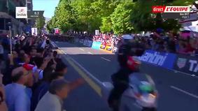 Велосипедист проиграл гонку, начав праздновать победу