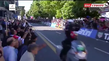 Велосипедист проиграл гонку, начав праздновать победу