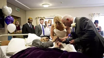 В Британии для умирающего мужчины за сутки организовали свадьбу