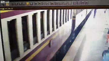 Зацепер-неудачник, вылезая на платформу, упал под идущий поезд